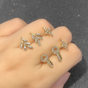 Pendientes de Estrella Pequeña con Circonita Cúbica y Baño de Oro de 18k, Diseño Moderno - Product Image 4