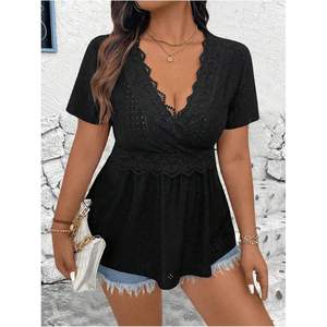 Top de punto de poliéster suave con cuello en V y peplum de encaje para mujer, talla grande, manga corta, informal, de verano - Product Image 2
