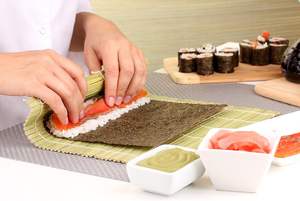 Rouleau de Sushi en Peau Verte de Bambou Rideaux de Sushi en Peau Blanche Outils Antiadhésifs Faits à la Main Vente en Gros d'Ustensiles de <span class=keywords><strong>Cuisine</strong></span> Japonais - Product Image 3