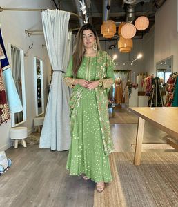 Vente chaude 2023 indien pakistanais mariage porter Net Anarkali costume nuptiale réception porter pleine robe de travail brodée pour l'exportation - Product Image 1
