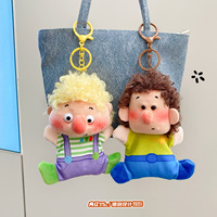 Porte-clés poupée en peluche mignonne pour enfants, cheveux bouclés, taches de rousseur, gilet imprimé vache, boucle en W, breloque en peluche, 5-7 ans, cadeau de fête, vente en gros