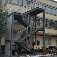 Escalier d'évacuation extérieur moderne en verre trempé et fer forgé, design personnalisé