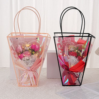 CLTF 2026 Nouveau Design Bouquet de Fleurs de Savon en Forme de Cœur en Acrylique Bobo Ball Cadeaux de la Saint-Valentin avec Poupée Ours en Peluche
