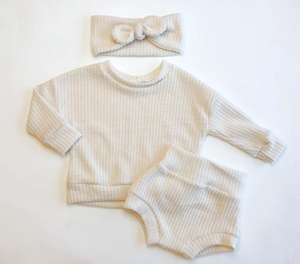 Ensemble de vêtements personnalisés pour bébé : ensemble gaufré pour bébés et enfants, comprenant un pantalon court, un pull oversize, un bonnet souple et un nœud. - Product Image 3