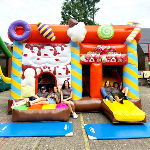 Castillo inflable comercial con tobogán, ideal para fiestas infantiles en el patio trasero, con temática de Candyland. - Product Image 1