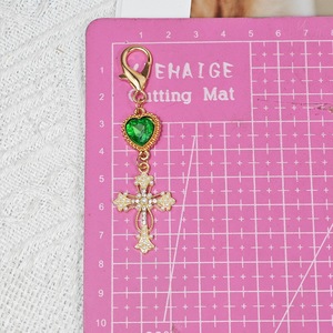 Llavero con Cruz de Cristal en Forma de Corazón Kawaii, Colgante Religioso con Diamantes de Imitación, Llavero Cristiano, Recuerdos y Regalos - Product Image 6