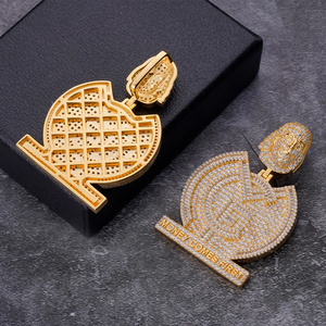Colgante Hip Hop con Incrustaciones de Circonitas, Diseño 'Money Come First', Chapado en Oro de 14K/18K, Estilo Baguette, Joyería Fina - Product Image 2