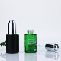 Benutzer definierte Farbe 30ml 50ml Frosted Clear Amber Glas ätherisches Öl Tropf flasche Flache Form mit Silber Gold Press Dropper