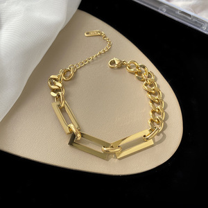 สร้อยข้อมือสแตนเลสสตีลชุบทอง 18K สไตล์ฮิปฮอปพังก์ พร้อมจี้สี่เหลี่ยมเล็กเรียบง่าย สำหรับผู้ชายและผู้หญิง - Product Image 1