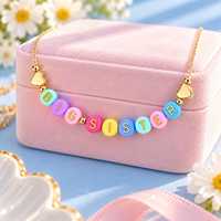 Collier et bracelet en forme de lettres colorées, à la fois tendance et mignons - le cadeau idéal avec des décorations en forme de cœur chaleureuses