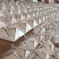 Lustre suspendu en cristal personnalisé en forme de triangle pour hôtel, salle de conférence, table de présentation immobilière, salle de banquet, restaurant