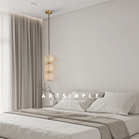 Luminaire suspendu en forme de sphère en albâtre naturel empilé verticalement |   Lampe suspendue LED avec accents en laiton doré pour salon
