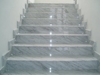 Carrelage d'escalier en marbre arc-en-ciel de Chine, design moderne d'escalier en marbre jaune en spirale droite pour l'intérieur et l'extérieur