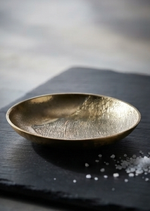 Bandeja de Servir Redonda de Metal Dorado Antiguo, Plato Decorativo Texturizado con Borde Elevado para Mesa de Comedor, Hogar, Restaurante, Hotel, Catering - Product Image 2