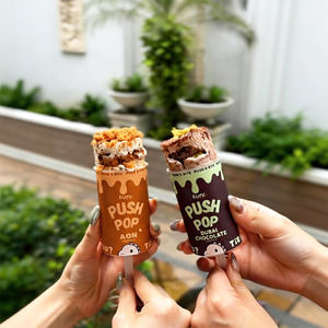 Envase cilíndrico de plástico PET/PP ecológico personalizado con logotipo, nuevo y único, para postres, helados, tiramisú, con tapa, tipo push-up. - Product Image 1