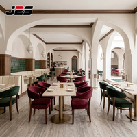 Banquette commerciale personnalisée J2S avec sièges rembourrés et tables pour projets hôteliers, cafés et services d'accueil