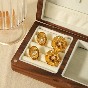 ต่างหูรูปดอกไม้ ทอง 18K สแตนเลสสตีล ประดับมุก ฝังแบบ Bezel Setting เหมาะสำหรับใส่ทุกวัน เครื่องประดับสำหรับผู้หญิง - Product Image 1