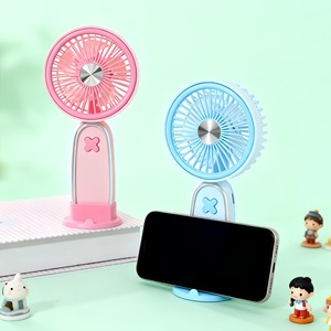 Ventilador portátil de mano con soporte, motor de CC de 2W, batería recargable, tres velocidades para uso en escritorio o al aire libre. - Product Image 4