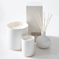 Fournitures pour la parfumerie d'ambiance : diffuseur à bâtonnets en pot céramique personnalisé avec marque privée et bougies de luxe en cire de soja parfumée