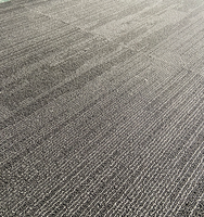 Tuile de tapis en polypropylène commerciale 50cm * 50cm design carré moderne tufté pour bureau hôtel et salon sol souple