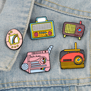 Épingle de revers tv de console de jeu personnalisée de haute qualité, badge de manette de jeu en métal, jeu vidéo rétro vintage en émail - Product Image 5