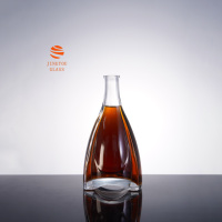 Bouteille à spiritueux en verre transparent de 500 ml, forme triangulaire unique, base lourde, vide, pour brandy, whisky, logo personnalisé