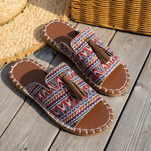 2025 Retro Bohemia Floral patrón geométrico ancho PU cuero correa cruzada punta abierta zapatillas para mujer playa borlas Sandalias planas - Product Image 6