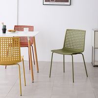 Chaises de salle à manger empilables modernes avec pieds en métal et design ergonomique en plastique PP pour la maison, le bureau, l'école et l'extérieur