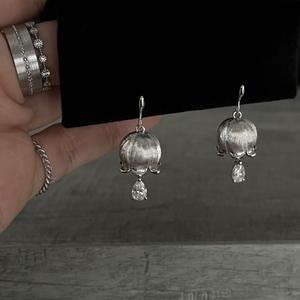 Boucles d'oreilles pendantes en argent pur S925, style rétro de luxe haut de gamme, motif goutte d'eau orchidée clochette, design goutte de pluie fin et léger, style niche rétro - Product Image 3