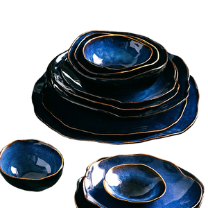 Nouvel ensemble de vaisselle de style japonais abstrait pour dîner occidental 2025, forme irrégulière, bord bleu doré, en céramique et porcelaine, écologique, pour fêtes - Product Image 1
