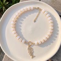 Collier en perles acryliques avec pendentif squelette de poisson, perles rondes blanc laiteux, fermoir plaqué or, bijou cadeau