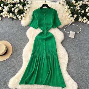 Robe longue en satin à imprimé floral pour femme, élégante et décontractée, avec manches courtes et boutons sur le devant - Product Image 2