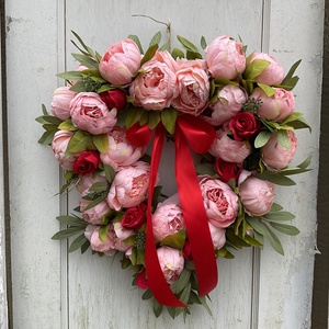 Corona de Peonías Rosadas en Forma de Corazón para una Entrada Romántica Sorpresa, Transforma Instantáneamente Tu Puerta Antigua en una Decoración con Temática Primaveral - Product Image 1