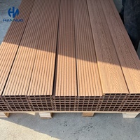 Planches de terrasse en composite WPC teck 3D gaufré, modernes, écologiques, ignifuges, à emboîtement, pour parcs, cours et jardins extérieurs - Vente en gros