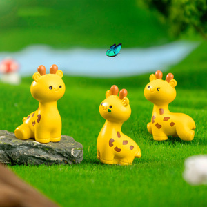 Mini figurines de girafe en résine, miniatures de girafe, ornements en résine pour micro-paysages DIY, accessoires pour maison de poupée féerique - Product Image 1