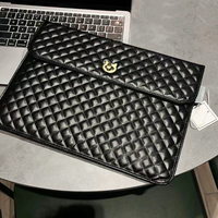 Pochette matelassée pour tablette Pofeis, étui à rabat en cuir véritable avec fermoir torsadé doré pour femme