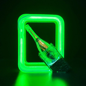 Bandeja de exhibición de vino con luz LED verde en ángulo para juegos de servicio de champán - Product Image 1