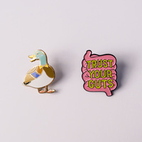 Badge en métal personnalisé pour invité de mariage – Forme sur mesure, nom des couple, date, couleur personnalisable, logo peint, exquis pour la fête