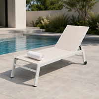 Chaise longue d'extérieur blanche avec dossier inclinable en maille, roulettes et table d'appoint carrée pour piscine, patio, jardin, terrasse