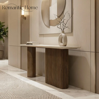 Console d'entrée design avec structure en bois massif, base à panneaux texturés et plateau en marbre pour intérieurs de luxe