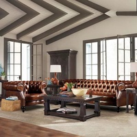 Canapé Chesterfield en cuir ciré vieilli de style vintage, idéal pour le salon d'une villa de style américain ou une salle de fumée.