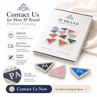 Etiqueta con Logotipo Personalizado en Forma de Triángulo Invertido con Borde de Cristal y Letra Inicial Incrustada en Esmalte