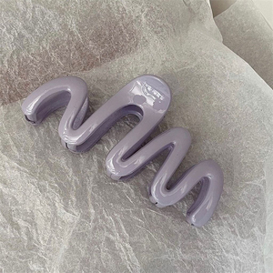 Vente en gros Nouvelle mode Grandes pinces à cheveux en plastique de 10,5 cm, couleur crème gelée ondulée, accessoires capillaires simples pour femmes - Product Image 4