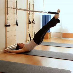 Unité de tour murale à ressorts de <span class=keywords><strong>Pilates</strong></span> avec lit ou banc pour l'entraînement au yoga - Planche à ressorts et barre de poussée pour reformer le <span class=keywords><strong>Pilates</strong></span> - Product Image 1