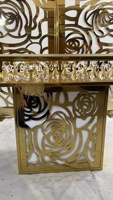 Table de gâteau de meubles de mariage de base de modèle de rose d'acier inoxydable d'or avec des gouttes de cristal de rectangle