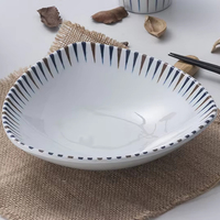 Bol triangulaire en mélamine durable, empilable et résistant pour la maison et les restaurants, idéal pour servir des salades de fruits et des pâtes