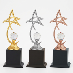 Hermoso trofeo de metal en forma de estrella, diseñado para la excelencia, ideal para competencias, premios a empleados y eventos de reconocimiento. - Product Image 1