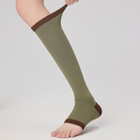 Chaussettes de yoga amincissantes antidérapantes à compression graduée et blocs de couleur pour femmes, idéales pour le Pilates (vente en gros)