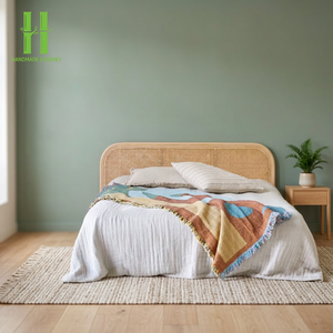 Cama Moderna de Estilo Mid-Century con Diseño Ensamblado, Material de Ratán, Tamaño y Color Personalizables, Construcción Duradera, Origen Vietnam - Product Image 1
