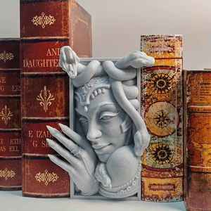 Statua di Medusa - Una statua di mostro femminile in stile gotico con testa simile a quella di Medusa, adatta per librerie e decorazioni per ufficio. - Product Image 3